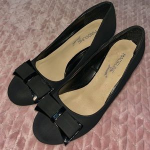 SUEDE MADELEINE  STUART BLACK WEDGES